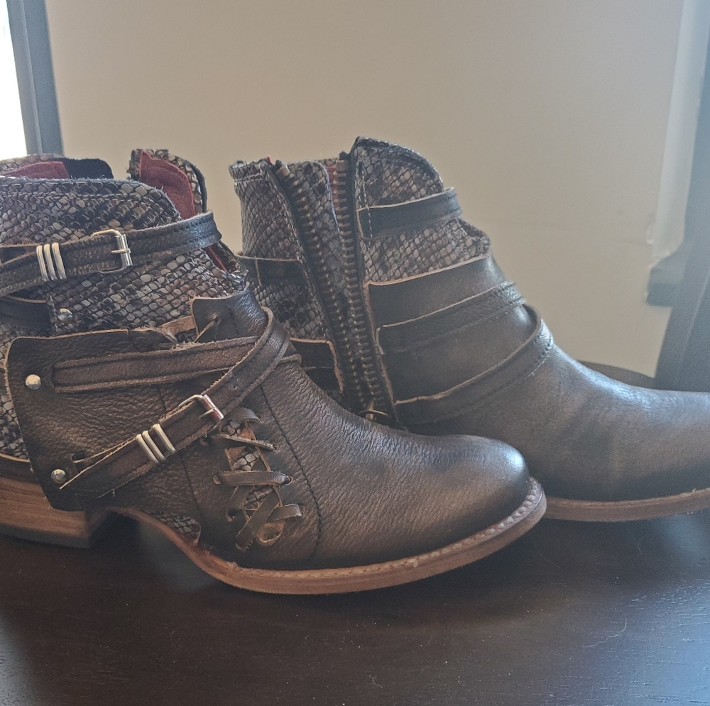 Freebird Belfast Black Multi Size 8 Brand New In Box
